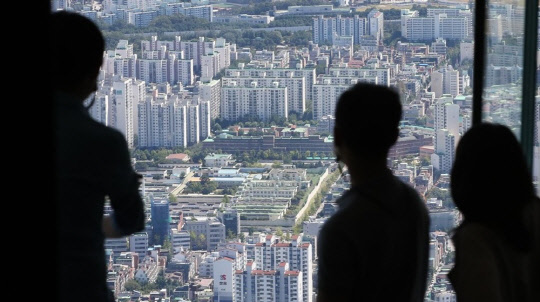 서울 송파구 서울스카이에서 관람객들이 일대를 내려다보고 있다.<연합뉴스>